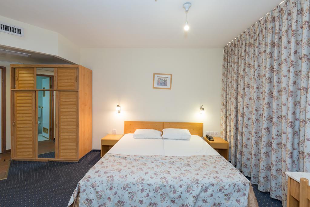 Hotel & Museum Dona Gracia Tiberias Bagian luar foto
