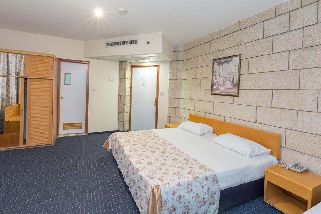 Hotel & Museum Dona Gracia Tiberias Bagian luar foto