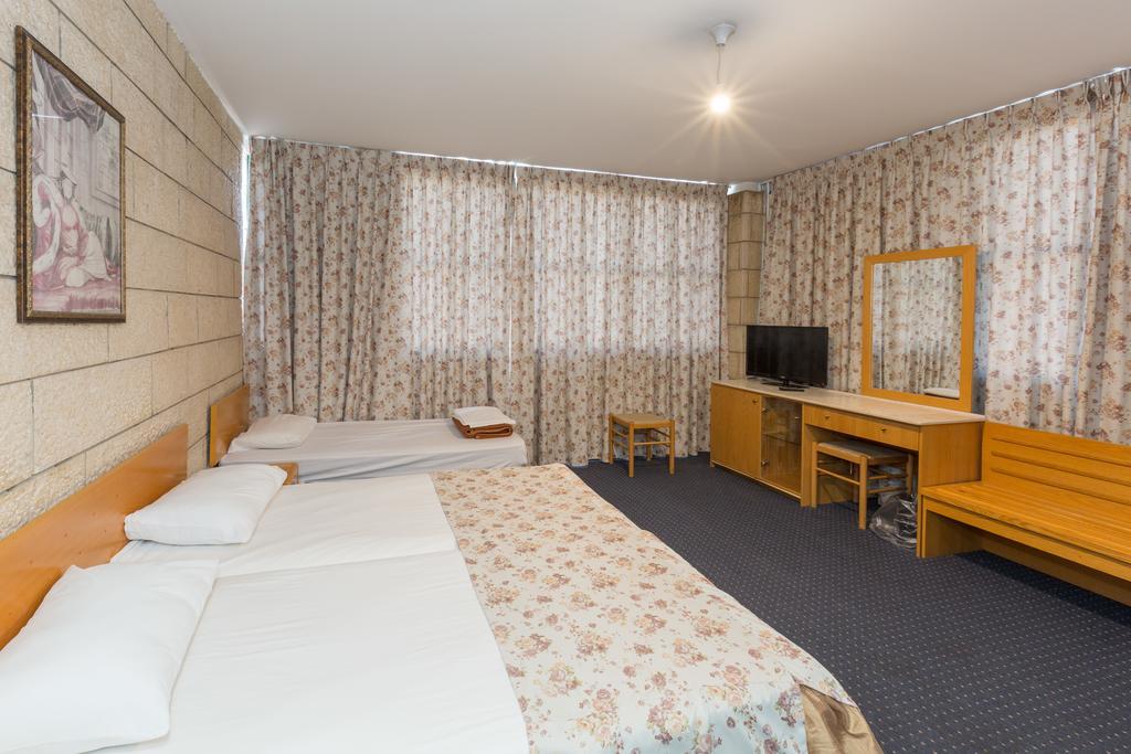 Hotel & Museum Dona Gracia Tiberias Bagian luar foto