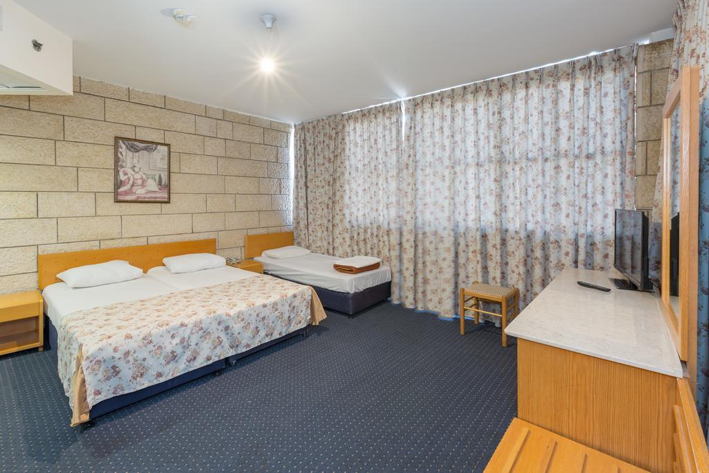 Hotel & Museum Dona Gracia Tiberias Bagian luar foto